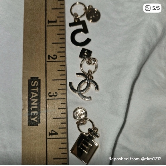 CHANEL Gold Logo Key Holder - Picture 6 of 6